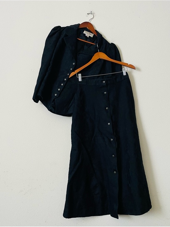 Wahmaker Dresses & Skirts - Vintage Wahmaker SIZE 10 & 12 black Victorian floral style jacket and skirt set